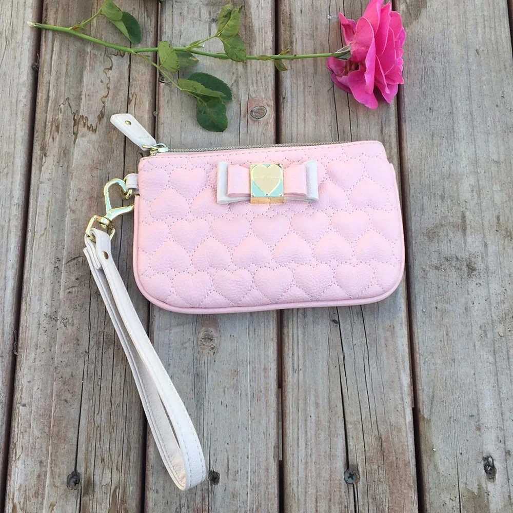 NWOT Betsey Johnson quilted heart bow wristlet